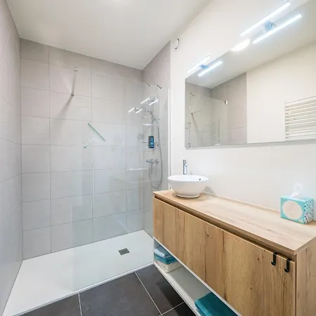 Apartment Flat Near And Normand Park, Cleaning Included *