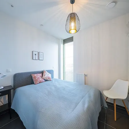 Flat Near And Normand Park, Cleaning Included Apartment *
