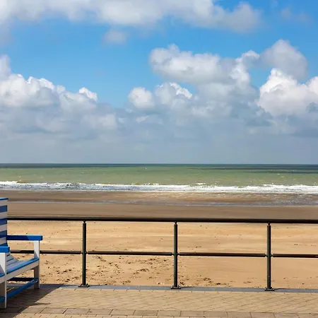 Flat Near And Normand Park, Cleaning Included