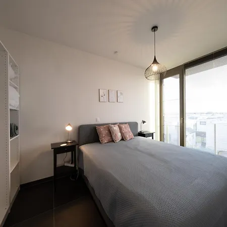 Flat Near And Normand Park, Cleaning Included Apartment
